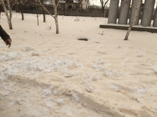 На юге Одесской области выпал желтый снег