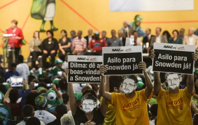 Бразильцы требуют от президента предоставить убежище Сноудену.