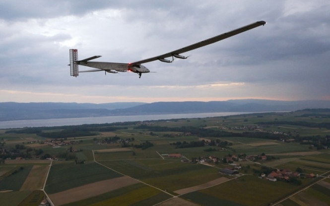 Літак на сонячних батареях Solar Impulse 2 вперше піднявся у небо Швейцарії