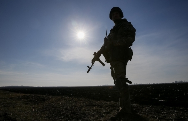 За добу на Донбасі один український боєць загинув, 12 військових поранені