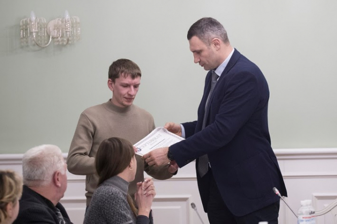 Кличко вручив чотири сертифікати на квартири сім'ям героїв Небесної Сотні