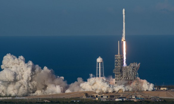 Ракета SpaceX вперше в історії повернулася після повторної місії в космосі, - ВІДЕО

