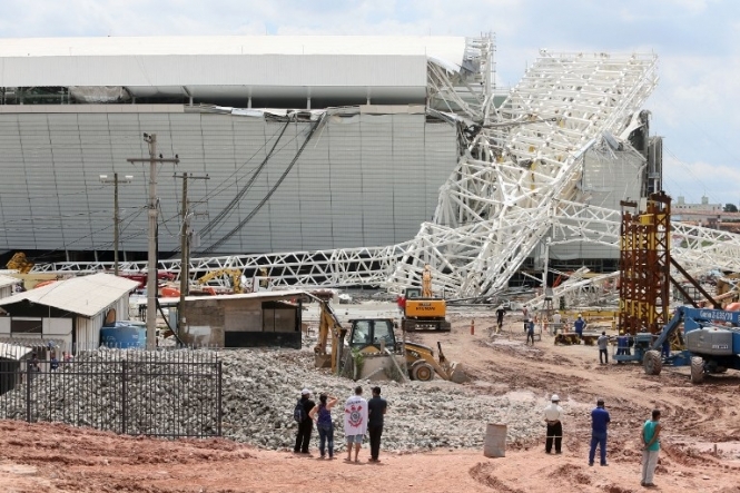В Бразилии на строительстве футбольного стадиона для ЧМ-2014 погибли двое рабочих (видео)