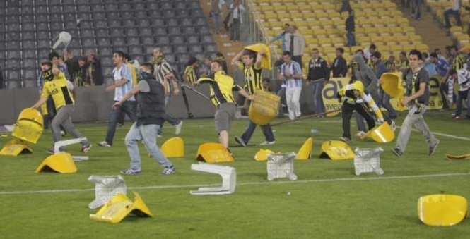Футбольні фанати влаштували погром на стадіоні у Стамбулі (фото)