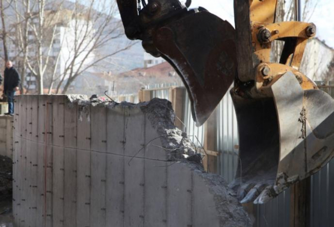 Серби зруйнували стіну в Косово після звинувачень у розпалюванні ворожнечі,  – ФОТО