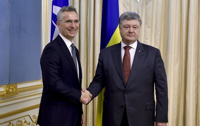 Україна поки не збирається подавати заявку на вступ до НАТО, - Порошенко