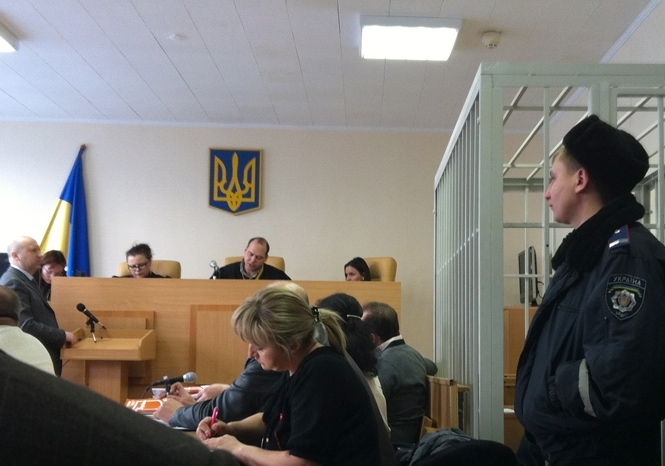 Судді просять Януковича підняти зарплату своїм секретарям