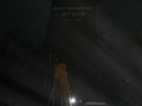 В Харькове националисты залили краской памятник маршалу Жукову