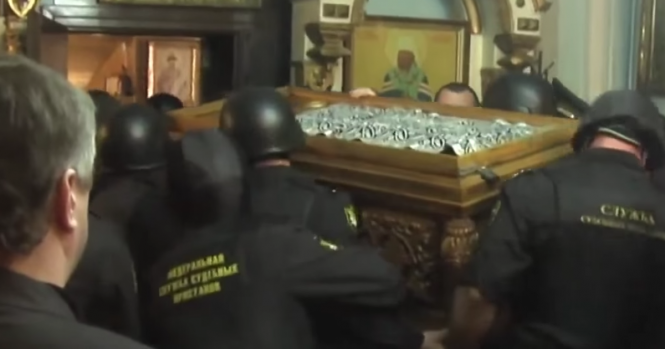 В Росії поліцейські у бронежилетах відбили святі мощі у священиків, - ВІДЕО
