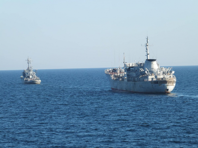 Українські військові кораблі йдуть в Азовське море через Керченську протоку, - ЗМІ
