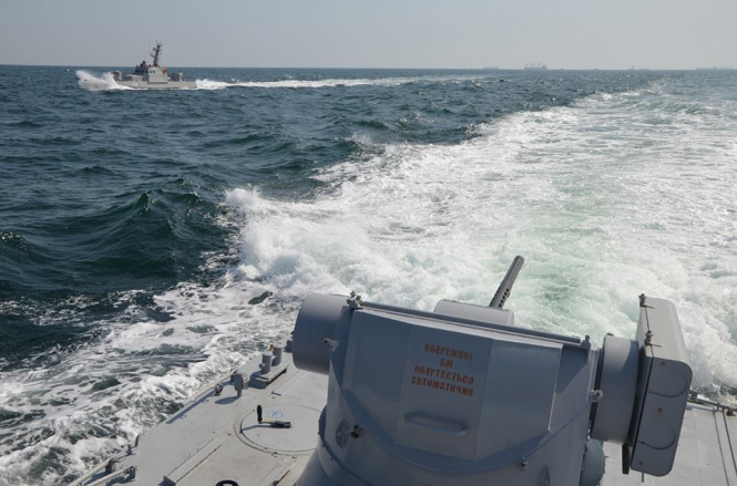 Корабль РФ протаранил украинский военный буксир в Азовском море, - ОБНОВЛЕНО