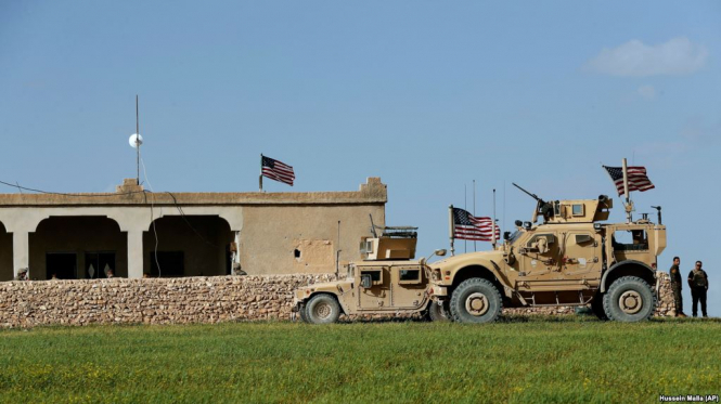 Із Сирії вийшла перша група військових США: вони можуть залишити зброю курдам