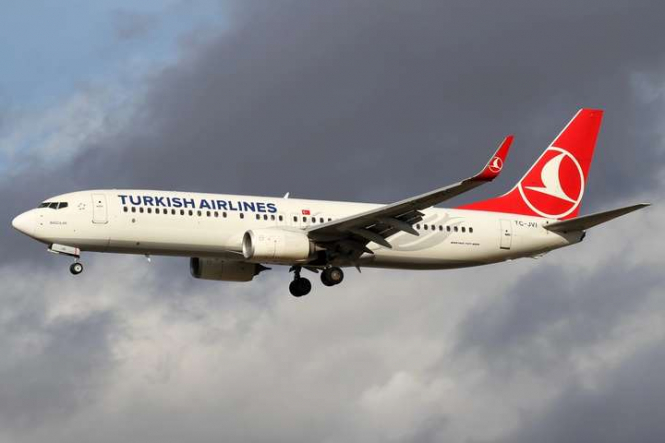 Самолет Turkish Airlines выкатился за пределы полосы в аэропорту 