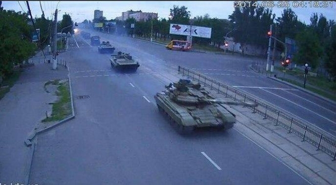 Террористы укрепляют свои позиции тяжелой техникой: российские танки уже ездят по Донецку