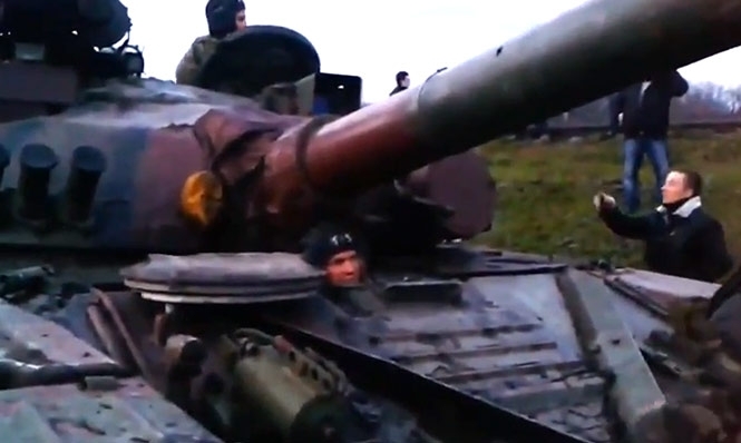 Возле Славянска самооборона остановила танк, - видео