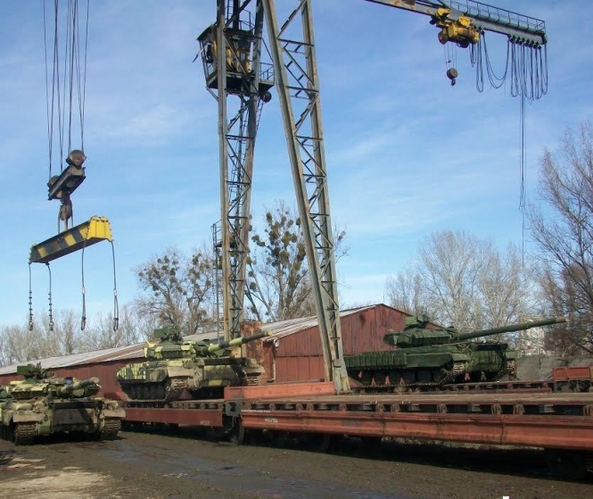 В Амвросіївку прибули 20 платформ з танками, - штаб АТО