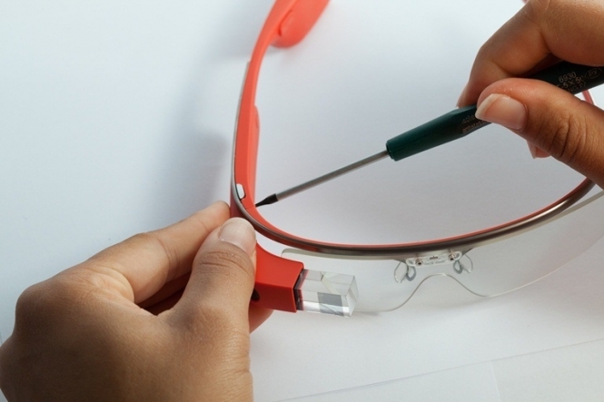 Google Glass розібрали на деталі (фото)