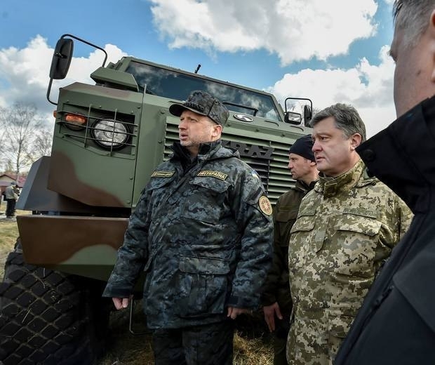 Порошенко назвав підвищення боєготовності України основним завданням ЗСУ на 2017 рік