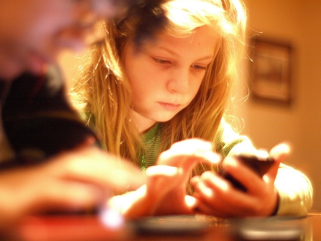 Школярам у Франції можуть заборонити користуватися мобільними телефонами