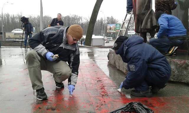Активисты отмыли киевский памятник Телиге, разрисованный вандалами, - ФОТО
