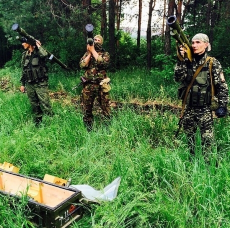 Террористы обстреляли украинский самолет над Молодогвардейском