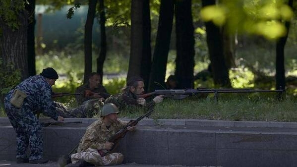 У Луганську бойовик з окриками 