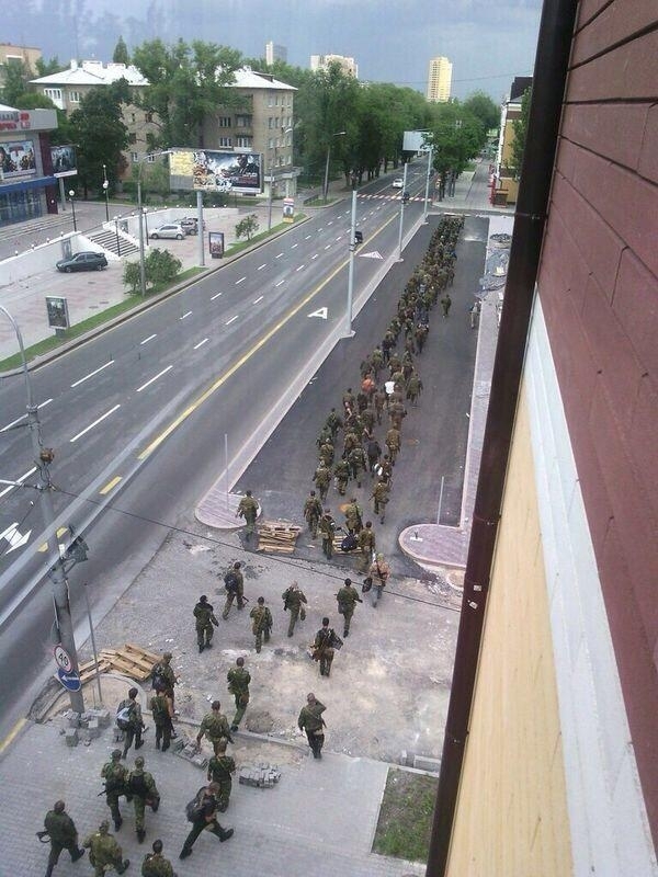 Террористы колоннами разгуливают по Донецку: местных допрашивают прямо на улицах, - фото, видео