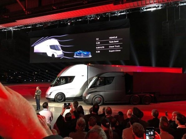Маск представил первый электрический грузовик марки - Tesla Semi