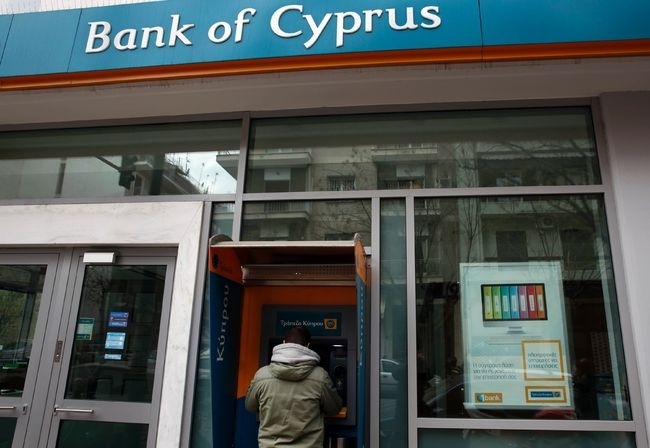 Центробанк Кіпру хоче повернути довіру до банків країни