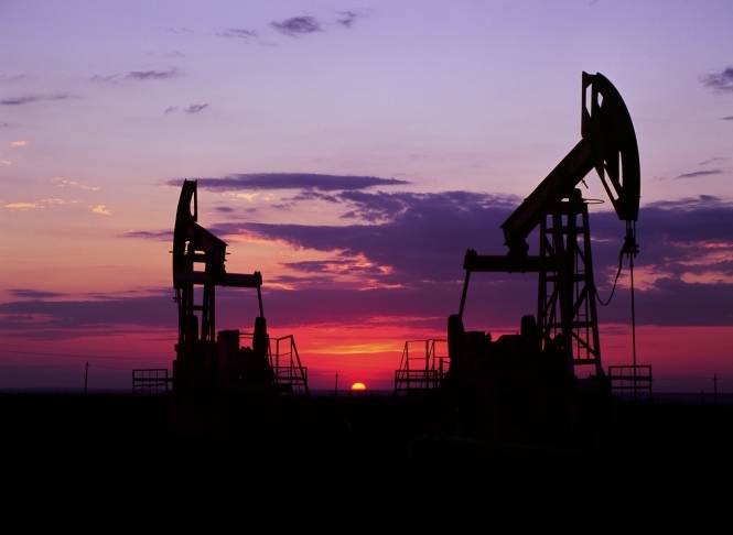 Цена на нефть падает из-за сильного доллара и избытка сырья на рынке