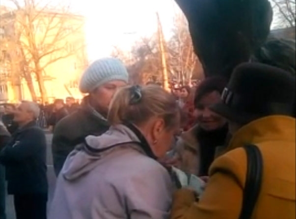 Луганские сепаратисты делят заработок за участие в митинге, - видео