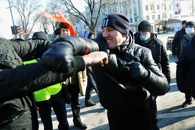 Активісти з георгіївськими стрічками сформували у Донецьку 