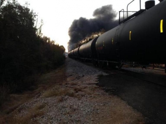 У США зійшов з рейок і загорівся потяг із нафтою