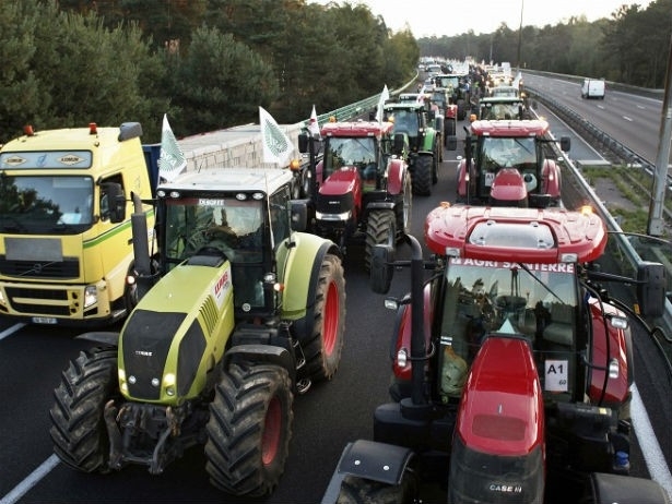 Колона фермерів на тракторах їдуть страйкувати до Парижу