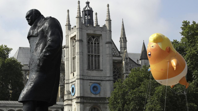 В Лондоне запустили дирижабль Trump baby к приезду президента США