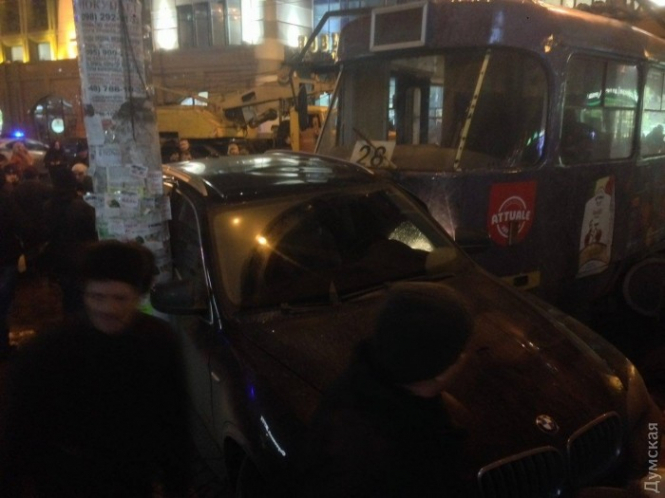 Трамвай зійшов з рейок біля одеського Привозу і протаранив 5 машин
