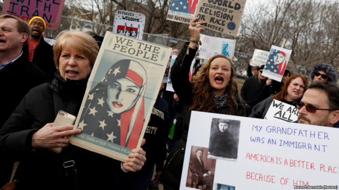 В США десятки тысяч людей вышли на протесты против иммиграционной политики Трампа