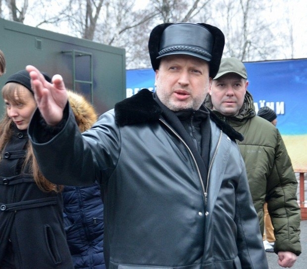 Турчинов виступає за заборону будь-яких переміщень товарів на Донбас