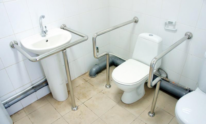 На Івано-Франківщині у психоневрологічному інтернаті пацієнтів не пускають у новий туалет