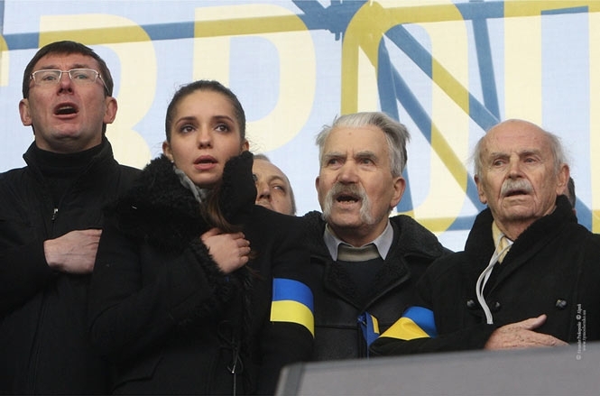 Не здавайтеся, не робіть ні кроку назад, не сідайте за стіл переговорів із владою, - Тимошенко до Євромайдану