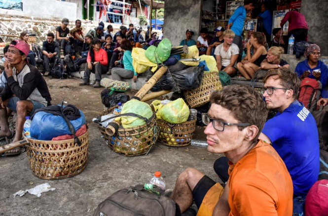 Понад 500 альпіністів і туристів застрягли на індонезійському острові через землетрус
