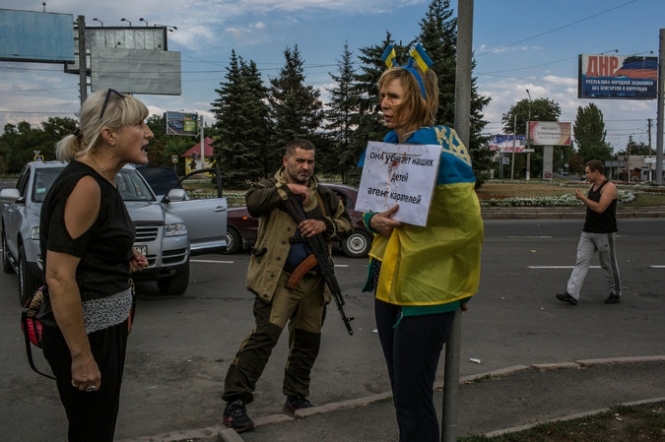 Террористы в Донецке привязали к столбу и били женщину, которую назвали 