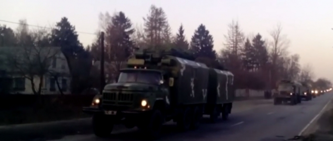 Українці привітно зустрічають своїх військових, які прямують до Криму, - відео