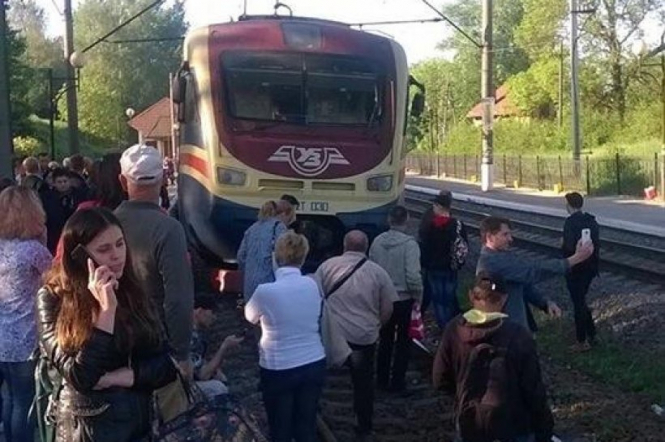 На Львівщині пасажири перекривали залізницю, - ВІДЕО

