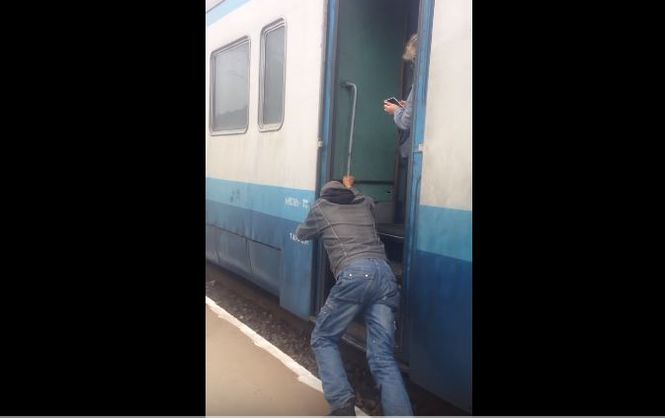 Укрзалізниця вирішила перевірити інцидент, коли пасажири штовхали поїзд