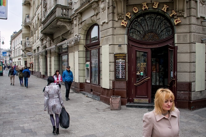 Украинцы сократили покупку валюты в 34 раза