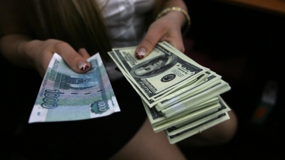 Курс российского рубля обвалился ниже 80 за доллар