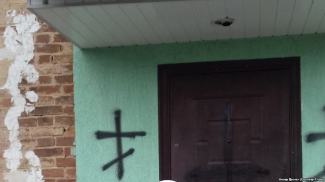 В Чернигове неизвестные разрисовали крестами мусульманский центр
