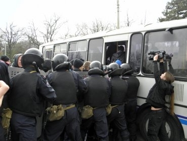 Милиционеры достались до вещей евромайдановцов: воруют все 