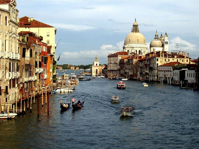 Італійська влада обмежила кількість круїзних лайнерів, що заходитимуть до Венеції